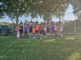 Laatste training S.K.N.W.K. JO8-1 (partijtje tegen de ouders) van maandag 2 juni 2025 (118/123)